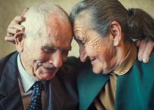 可爱的80多岁的已婚夫妇在他们的房子里摆姿势拍照。永远爱你的概念。